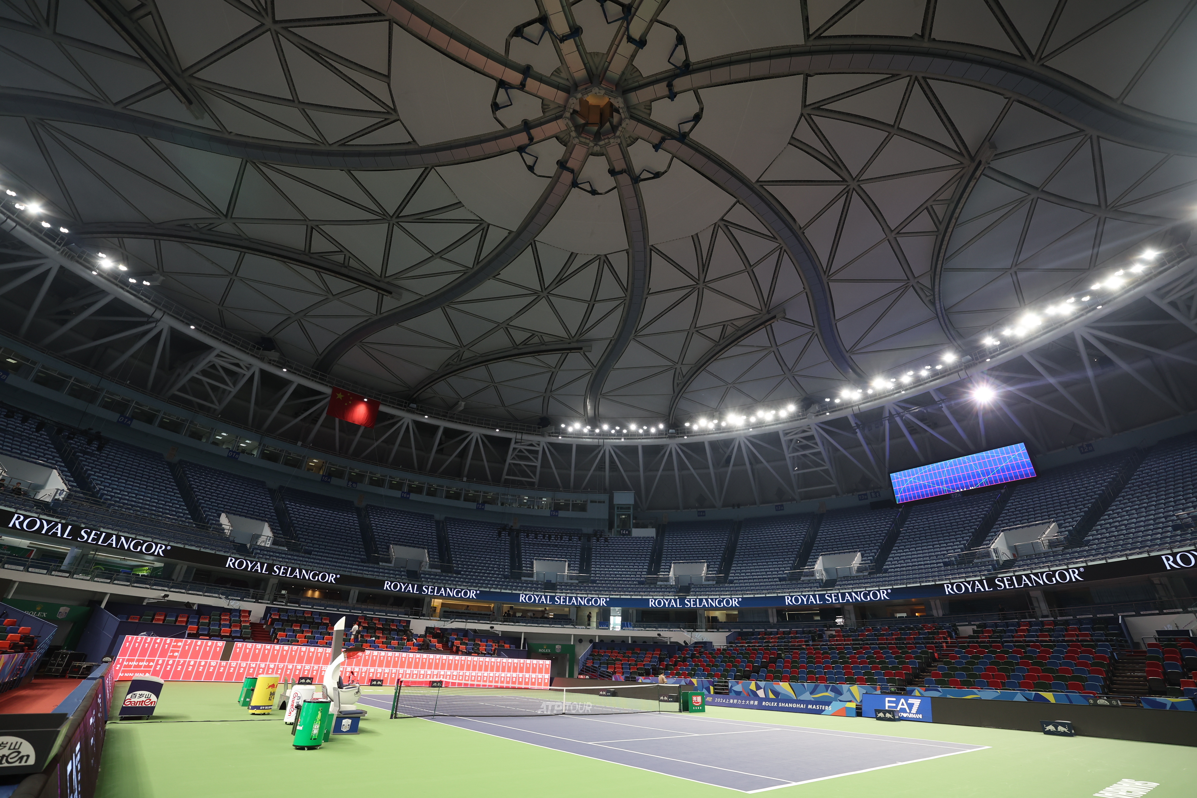 费德勒回归赛场,比分优势明显首场状态亮眼,雄鹿观众沸腾! 费德勒回归赛场,比分优势明显首场状态亮眼,雄鹿观众沸腾!